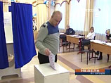 Между тем по данным опроса, единороссам отдали свои голоса 46,1% москвичей, утверждающих, что они ходили на выборы. В том, что отдали свои голоса КПРФ, признались 27,1% москвичей, 11,8% сообщили, что голосовали за ЛДПР, 7,9% - за эсеров и 3,9% - за "Яблок