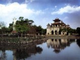 Во Вьетнаме католические кладбища превращают в парки
