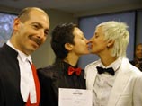 Две московские лесбиянки, поженившиеся в Канаде, обжаловали в Мосгорсуде отказ оформить их брак в РФ