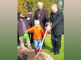 Лидеры христианских конфессий ФРГ приняли участие в посадке "Сада Лютера" Лидеры христианских конфессий ФРГ приняли участие в посадке "Сада Лютера"