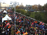 По данным ГУВД, на акцию пришло около 20 тыс. человек, но активисты "Наших" продолжают прибывать