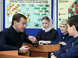Во время беседы президента с ребятами восьмиклассница Люба Нефодина задала вопрос: "Как моей маме получить орден "Материнская слава"?" Медведев поинтересовался, сколько у нее детей. Выяснилось, что пятеро. "Орден получить можно", - сказал президент