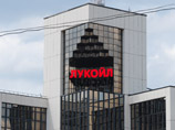 Все нефтяные компании, кроме "Лукойла", поставляют нефть на НПЗ на давальческих условиях, а потом обеспечивают нефтепродуктами свои же сбытовые предприятия Все нефтяные компании, кроме "Лукойла", поставляют нефть на НПЗ на давальческих условиях, а потом обеспечивают нефтепродуктами свои же сбытовые предприятия