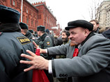 Между тем источник в правоохранительных органах сообщил, что задержаны восемь активистов, в том числе Удальцов