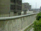 Берлинская стена, разделившая город на две части, была построена в начале 60-х годов XX века и быстро превратилась в символ разделительной линии между социалистическим лагерем и западом