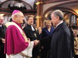 Глава Конференции католических епископов Германии Роберт Цоллитч приветствует федерального президента Германии Хорста Кёлера