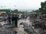 Среди последствий тропического шторма - наводнения и оползни. По словам очевидцев, потоки грязи разрушали дома, уничтожали дороги и линии коммуникаций