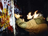 В своем блоге Николя Саркози поместил фотографию, якобы сделанную у стены 9 ноября 1989 года. Политик утверждает, что выехал из Парижа утром того дня, чтобы принять участие в назревающем событии
