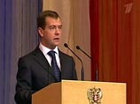 Медведев поздравил милиционеров с их праздником и указал, с кем бороться