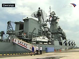 Президент России Дмитрий Медведев, прибывший на прошлой неделе в Сингапур на саммит АТЭС, в понедельник посетил гвардейский ракетный крейсер "Варяг", который в настоящее время находится с дружественным визитом на военно-морской базе "Чанги"