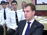 В Сингапуре Медведев посетил крейсер "Варяг" и пообещал всем офицерам жилье до 2010 года
