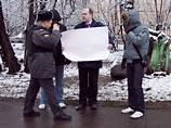 Нескольких членов "Солидарности" по цепочке задержали за пикет у СИЗО в поддержку Лимонова (ФОТО)