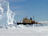 Российский ледокол "Капитан Хлебников" остается в ледовом плену у берегов Антарктиды