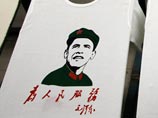 На лицевой стороне футболки Барак Обама изображен в униформе Красной Армии, а его взгляд устремлен вдаль, как и на стандартных портретах бывшего китайского лидера