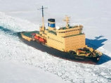 Ледоколу "Капитан Хлебников", зажатому льдами Антарктики, до "чистой" воды осталось около полумили