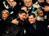 Премьер-министр Словении почистил обувь футболистам сборной Премьер-министр Словении почистил обувь футболистам сборной