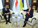 Виктор Ющенко в Киеве на совместной пресс-конференции с президентом Грузии Михаилом Саакашвили, который находится на Украине с двухдневным визитом