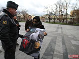 Активистов "Антифа" пропускали к мемориальному комплексу группами по 10 человек, а у входа в Александровский сад их тщательно досматривали сотрудники милиции