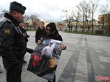 Активистов "Антифа" пропускали к мемориальному комплексу группами по 10 человек, а у входа в Александровский сад их тщательно досматривали сотрудники милиции Активистов "Антифа" пропускали к мемориальному комплексу группами по 10 человек, а у входа в Александровский сад их тщательно досматривали сотрудники милиции