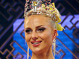 В качестве награды 31-летней жительнице Ростова-на-Дону была вручена корона из белого золота, украшенная 63 рубинами, общей стоимостью около 100 тысяч долларов