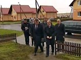 Премьер-министр Владимир Путин в минувший понедельник посетил коттеджный поселок "Новая Ижора", расположенный в южной части Санкт-Петербурга, в котором Минобороны РФ приобрело 450 домов для военнослужащих