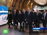 "Надо перспективные модели создавать", - сказал Медведев в беседе с рабочим компании "Авиастар-СП", образованной на базе самолетного производства "Ульяновского авиационного промышленного комплекса" "Надо перспективные модели создавать", - сказал Медведев в беседе с рабочим компании "Авиастар-СП", образованной на базе самолетного производства "Ульяновского авиационного промышленного комплекса"