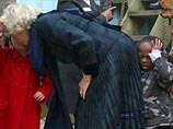 Супруга принца Чарльза случайно "припечатала" задом к стенке чернокожего малыша