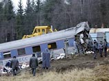 Причины аварии пока не известны. Есть лишь версии произошедшего: РИА "Новости" со ссылкой на МЧС сообщает, что поезд мог сойти с рельсов из-за отключения подачи электричества на железной дороге Причины аварии пока не известны. Есть лишь версии произошедшего: РИА "Новости" со ссылкой на МЧС сообщает, что поезд мог сойти с рельсов из-за отключения подачи электричества на железной дороге