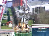 Монумент "Рабочий и колхозница" установили на исторический постамент Монумент "Рабочий и колхозница" установили на исторический постамент