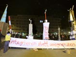Таким образом правительство Швейцарии отреагировал на итоги состоявшегося накануне в стране общенационального референдума, в ходе которого 57,5% граждан европейской страны согласились с инициативой ультраправой Швейцарской народной партией Таким образом правительство Швейцарии отреагировал на итоги состоявшегося накануне в стране общенационального референдума, в ходе которого 57,5% граждан европейской страны согласились с инициативой ультраправой Швейцарской народной партией