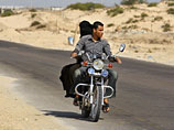 Радикалы из "Хамас" запретили молодым палестинкам ездить с юношами на скутерах: "Всякое может случиться"