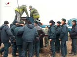 Специалисты поисково-спасательных групп эвакуируют вернувшихся на Землю космонавтов из спускаемого аппарата, "их состояние удовлетворительное" Специалисты поисково-спасательных групп эвакуируют вернувшихся на Землю космонавтов из спускаемого аппарата, "их состояние удовлетворительное"