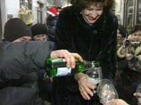 Часть экспертов уверены, что самое правильное решение - свести к минимуму валютообменные операции: в России тратить рубли, а в зарубежных поездках - валюту Часть экспертов уверены, что самое правильное решение - свести к минимуму валютообменные операции: в России тратить рубли, а в зарубежных поездках - валюту
