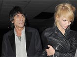 Гитариста Rolling Stones подозревают в избиении своей русской подруги Кати