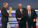 Президент Южно-Африканской республики Джэйкоб Зума вместе с президентом ФИФА Зеппом Блаттером