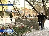 Территория возле сгоревшего ночного клуба усыпана цветами - в основном гвоздиками. Также выставлены фотографии погибших, около которых горят свечи Территория возле сгоревшего ночного клуба усыпана цветами - в основном гвоздиками. Также выставлены фотографии погибших, около которых горят свечи