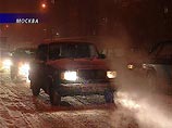 Сильный снегопад, обрушившийся на Москву во второй половине дня в понедельник, привел к серьезным транспортным и иным проблемам в российской столице