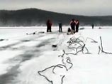 В Амурской области на Зейском водохранилище провалилась под лед машина В Амурской области на Зейском водохранилище провалилась под лед машина