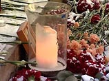 Глава правительства возложил букет из алых роз там, где в знак памяти и скорби о жертвах трагедии уже лежали цветы и горели свечи