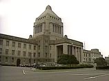 Правительство Японии утвердило новый пакет антикризисных мер стоимостью 7,2 трлн иен или 80,6 млрд долларов, которые должен предотвратить рецессию экономики страны
