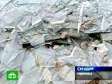В домах выбило стекла, сорвало кровлю, повалились или покосились печные трубы В домах выбило стекла, сорвало кровлю, повалились или покосились печные трубы