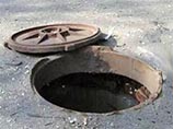 Заявитель пояснил, что преступление произошло в жилом доме. При этом труп женщина сбросила в сливной колодец, расположенный на территории приусадебного участка Заявитель пояснил, что преступление произошло в жилом доме. При этом труп женщина сбросила в сливной колодец, расположенный на территории приусадебного участка