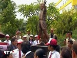 Бронзовый памятник шестилетнему Бараку Обаме появился в столице Индонезии - Джакарте. А точнее - в парке района Ментенг, передает РИА "Новости". Маленький бронзовый Обама в шортах и футболке улыбается усевшейся на его палец бабочке