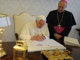 Папа Римский принял участие в создании рукописного Евангелия