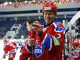 Возвращение на лед в составе ЦСКА легенды отечественного хоккея защитника Вячеслава Фетисова не помогло его команде победить СКА в домашнем матче регулярного чемпионата Континентальной хоккейной лиги. Московские армейцы на своем площадке уступили со счето Возвращение на лед в составе ЦСКА легенды отечественного хоккея защитника Вячеслава Фетисова не помогло его команде победить СКА в домашнем матче регулярного чемпионата Континентальной хоккейной лиги. Московские армейцы на своем площадке уступили со счето
