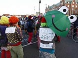 По мнению выступавших, дальнейшее бездействие властей чревато катастрофическими последствиями для планеты. Они требовали заключения справедливого соглашения о сокращении выбросов парниковых газов, которое учитывало бы интересы бедных стран По мнению выступавших, дальнейшее бездействие властей чревато катастрофическими последствиями для планеты. Они требовали заключения справедливого соглашения о сокращении выбросов парниковых газов, которое учитывало бы интересы бедных стран