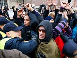 Демонстрация носила в основном мирный характер, однако группа из нескольких сотен молодых людей в масках начала устраивать беспорядки