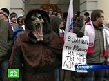Примерно 50 активистов "Молодой гвардии" собрались у здания Гостиного двора на Ильинке, где должен состояться съезд ЛДПР