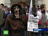 Примерно 50 активистов "Молодой гвардии" собрались у здания Гостиного двора на Ильинке, где должен состояться съезд ЛДПР Примерно 50 активистов "Молодой гвардии" собрались у здания Гостиного двора на Ильинке, где должен состояться съезд ЛДПР