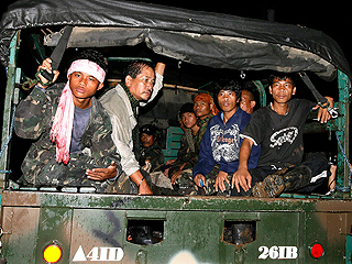 Заложников вывезли из джунглей на армейских грузовиках, а сами бандиты сдали огнестрельное оружие, гранаты и боеприпасы